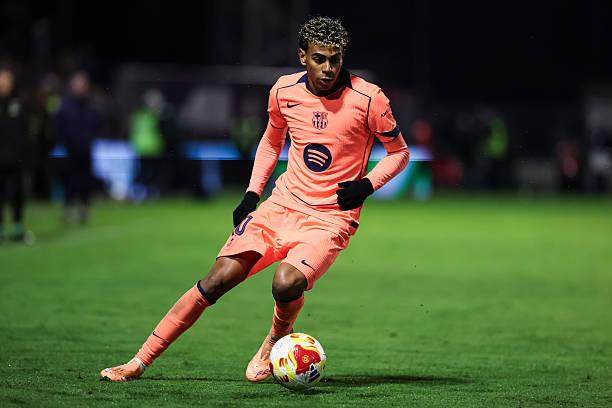 优质偶像✍️场外大批球迷捧独行侠、湖人球衣，东契奇一一签名